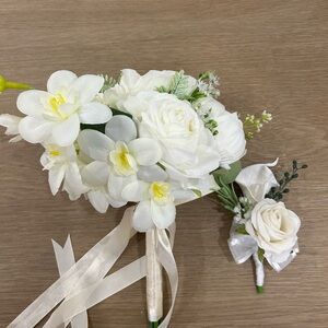 Elegant White Floral Bouquet with Ribbon